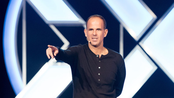 Image of Marcus Lemonis speaking on stage.