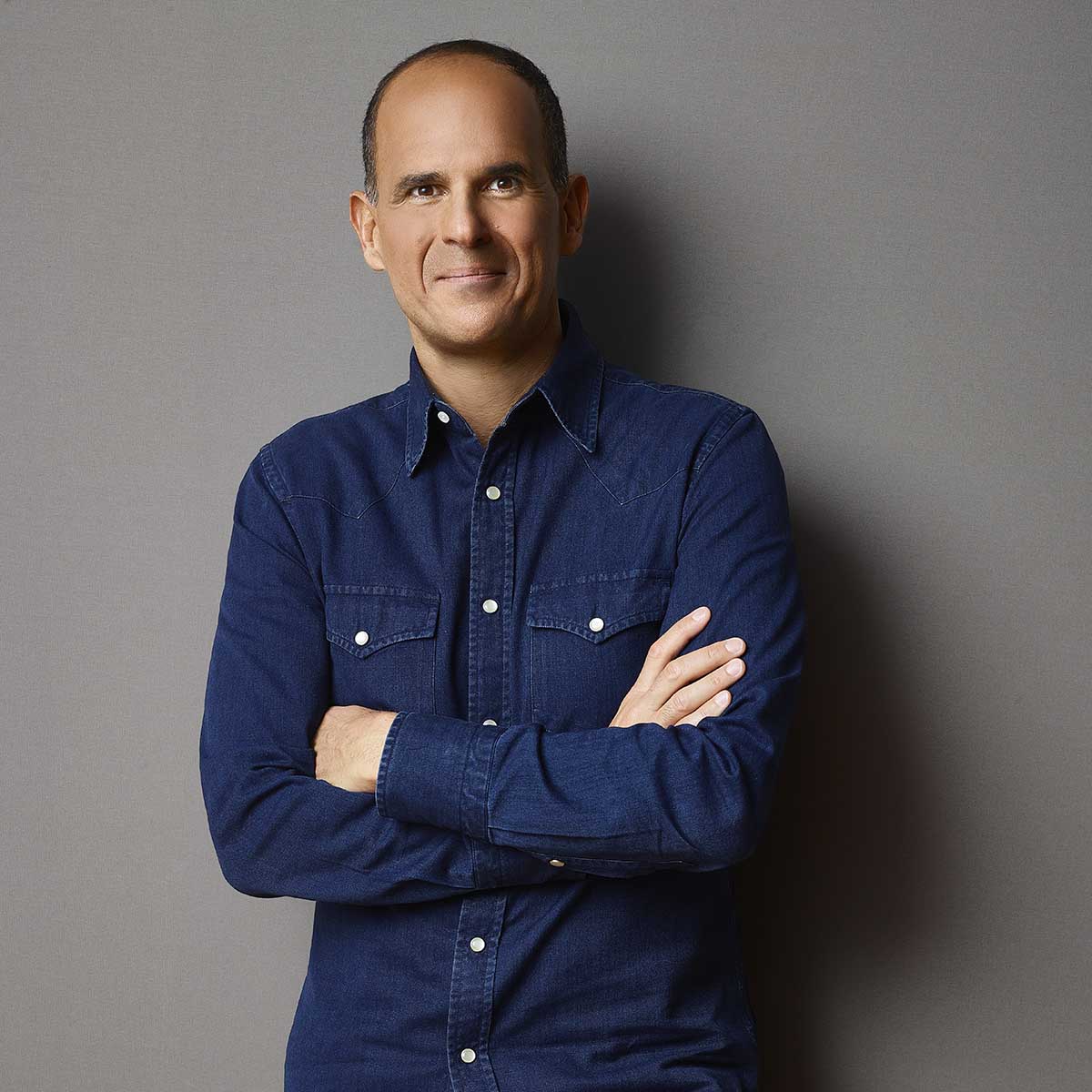 Image on Marcus Lemonis on a gray wall.